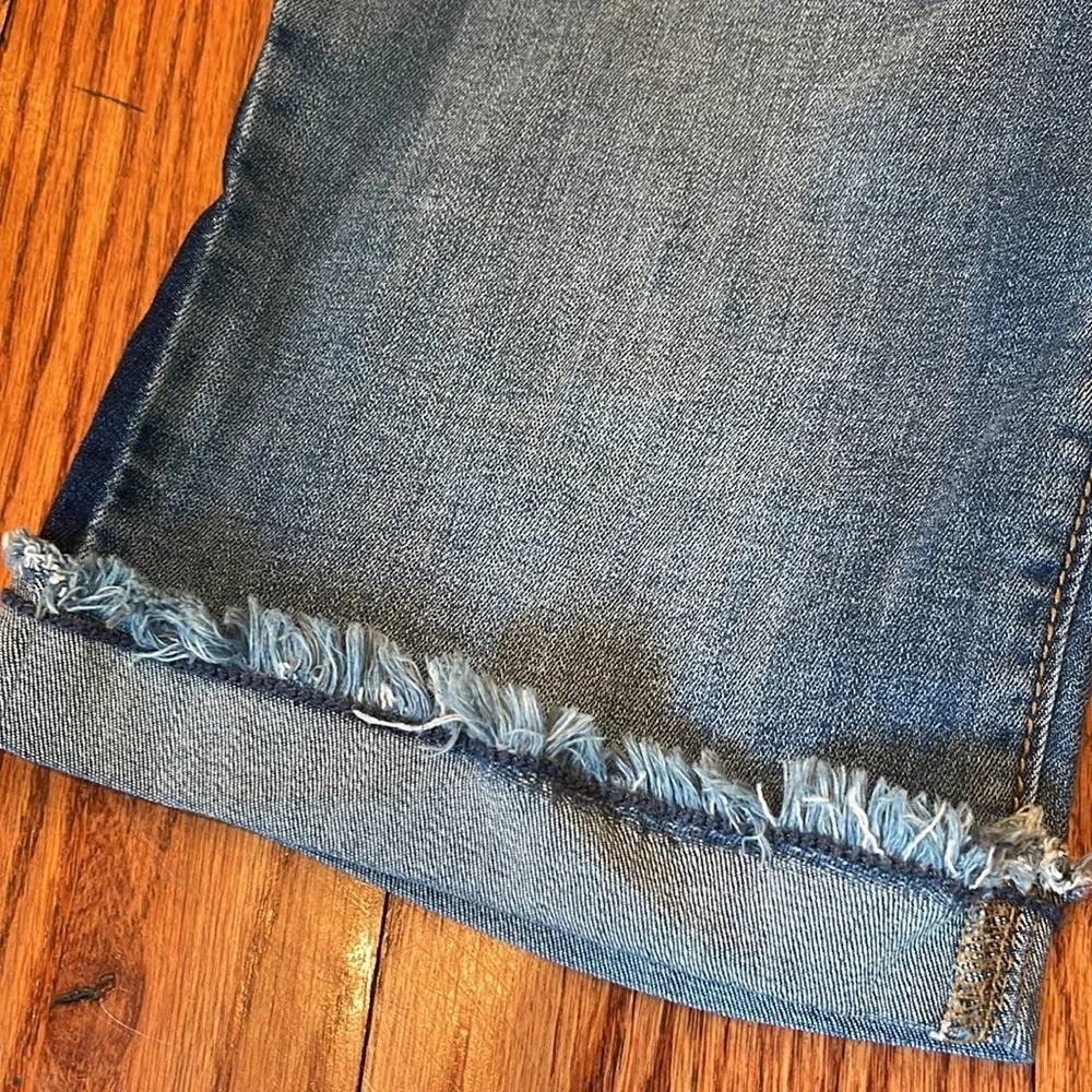 EUC Inc International Concepts Distressed Denim Cuff Shorts Size 6 - Picture 4 of 17